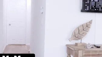 Big Boobed Mom Allesandra Snow Satisfies Stepson And Lets Him Cum In Her Juicy Pussy