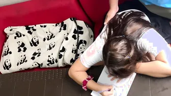 Mi cuñada hace deberes y le ayudo a relajarse