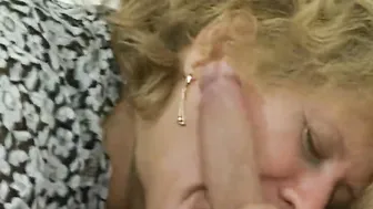 Schwiegermami erwischt mich beim wixxen und wird feucht