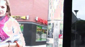 Anastasia an der Strasse angesprochen und im BumsBus gefickt