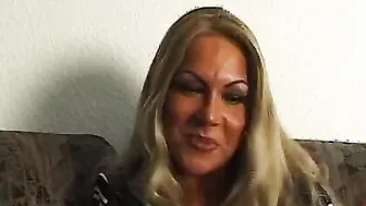 Blonde milf gibt Selbstbefriedigungs unterricht