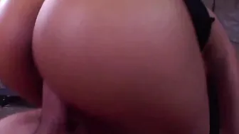 Bombshell And Turned On Jaslin Diaz Shakes Her Bubble Booty