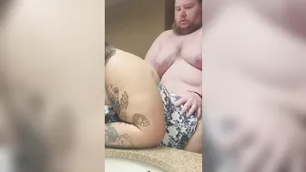 Fat dude fucks big titted inked hoe into hotel toilet