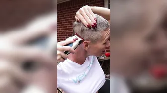 Kiki Deez Give Herself a Buzz Cut