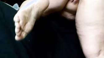 BBW BEAUTY MILF SHOWS OFF GIGANTIC BUTT AND TOES