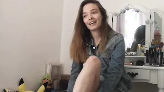 Kylie Shows Us Her Foot