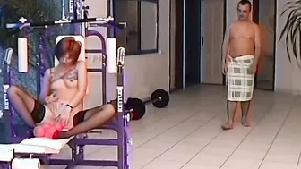 Vom Fitnesstrainer im Unterricht gefickt worden die Sau