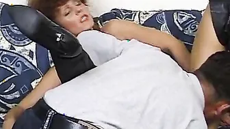 Reifer Rotschopf auf dem Sofa gefickt