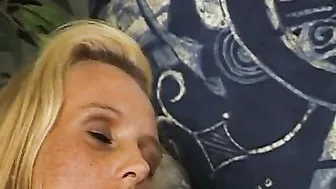 Blonde Natural Woman wird auf der Couch extrem gefickt
