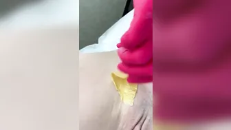 Self-depilation of juicy snatch of a voluptuous GF