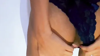Amanda showing her booty