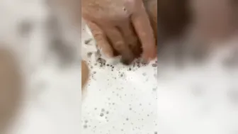 Godo a toccarmi e ad infilarmi una bomboletta di deodorante