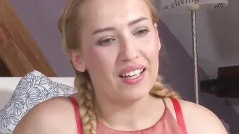 Deutsche Blondine vergnügt sich mit Toy