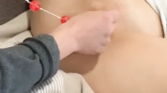 LA MIA COINQUILINA SI FA INFILARE LE PALLINE ANALI