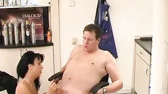 Im Friseurladen richtig hart gefickt