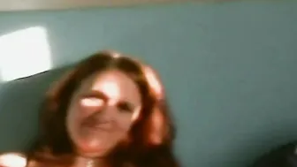 Curvy Teenie dreht ihren ersten eigenen Pornofilm zu Hause