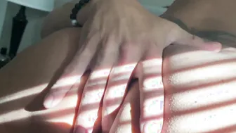 See how leaking stepbrother makes her twat
