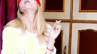 BEAUTY milf SMOKING CIGARETTE AFTER THE JOB GETTING BIG CUM SHOT FACIAL