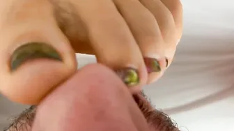 Chupandole los pies apestosos a mi madrastra