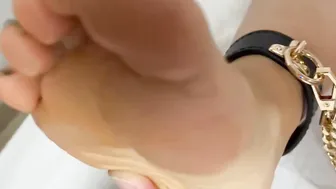 Chupandole los pies apestosos a mi madrastra