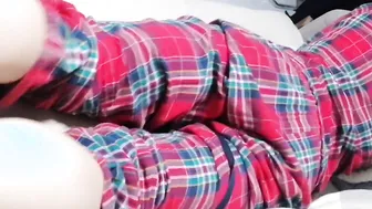 Cumshot into her mouth after a foojob