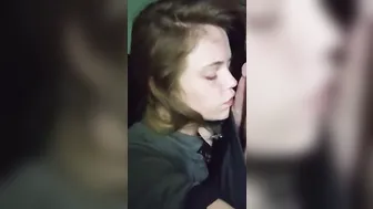 Poupée heureuse tellement heureuse de faire juter son copain