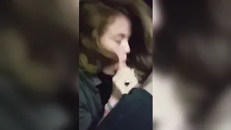 Poupée heureuse tellement heureuse de faire juter son copain