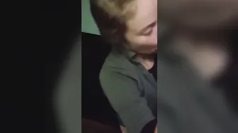 Poupée heureuse tellement heureuse de faire juter son copain