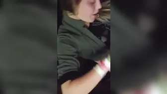Poupée heureuse tellement heureuse de faire juter son copain