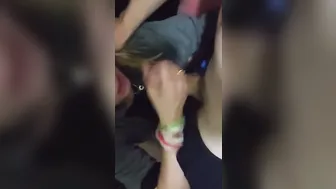 Poupée heureuse tellement heureuse de faire juter son copain
