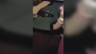 Poupée heureuse tellement heureuse de faire juter son copain