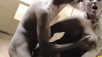 Filthy bimbo getting oral and riding