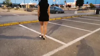 This women is Kinky Showing into the Supermarket and Nude inside the