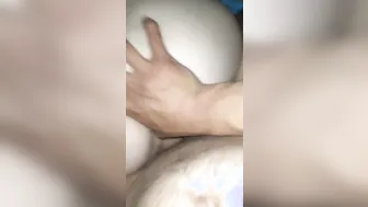 le gusta el dedo en su culo mientras la follo