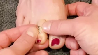 TOE RINGS ON HOT TEENAGERS TOES