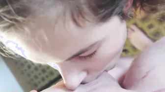 Bae blonde 18 year old cougar blowing a thick penis