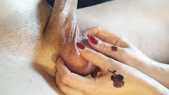 Handymilf porn video – Hand Job inside Condom But let him cum inside my Hands.
