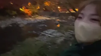 可愛い女子大生が全裸で露出散歩！ 紅葉の名所で野外フェラチオ♡RYO＆YUU♡素人カップル/年の差/10代/美少女/スマホ撮影/口内射精/スタイル抜群/美乳/スリム/English subtitle