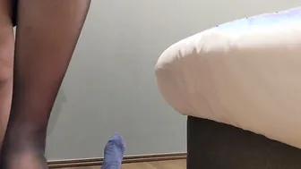 足でビンタされて踏み潰されてしまったペニス