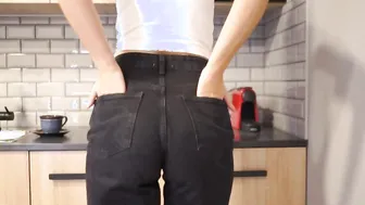 A CUNT WITH MOUTH WITH A HUGE BUTT MOVES SLOWLY AND TAKES OFF HER LEGGINGS ICAMSHOT