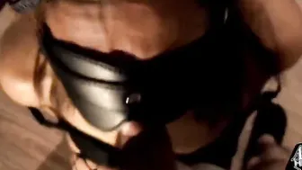 Je suce commme une chienne menottée gorges profionde baveuse en talon et panties  anal profond