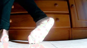 Look at my gorgeous toes while I clean 