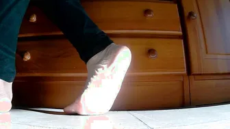 Look at my gorgeous toes while I clean 