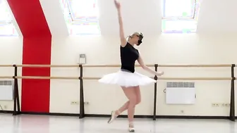 Manya Baletkina shows stunning flexibility