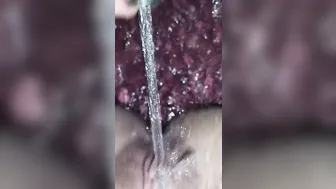 Haciendo pissing me dieron ganas de masturbarme con el chorro del agua
