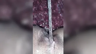 Haciendo pissing me dieron ganas de masturbarme con el chorro del agua