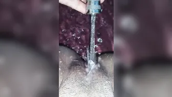 Haciendo pissing me dieron ganas de masturbarme con el chorro del agua