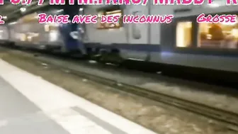 Elle se lance le défi de sucer un inconnu dans le train avec du monde autour - amateur français réel
