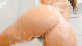 Gigantic booty MILF takes a shower
