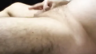 Homme qui masturbe son micro pénis dans son lit